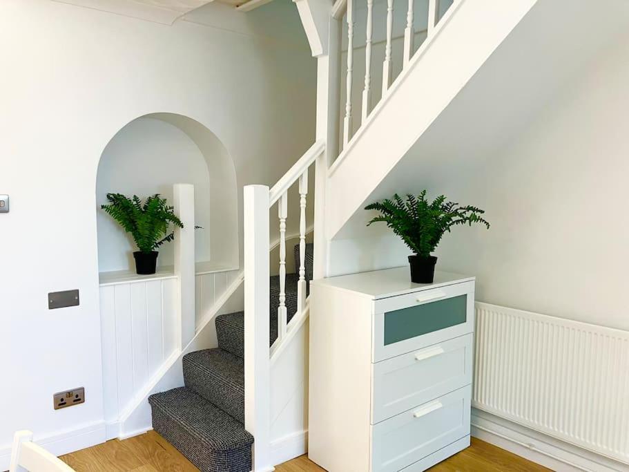 Beautiful Two Bedroom Cottage Morriston Exterior photo